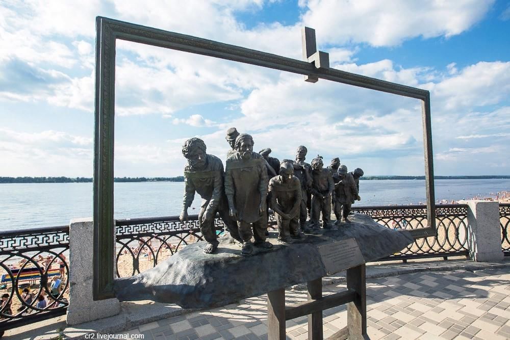 Памятник слушать. Бурлаки на Волге на набережной Самары. Самара бурлаки на Волге скульптура. Скульптура бурлаки на Волге в Самаре на набережной. Самара памятник бурлакам.