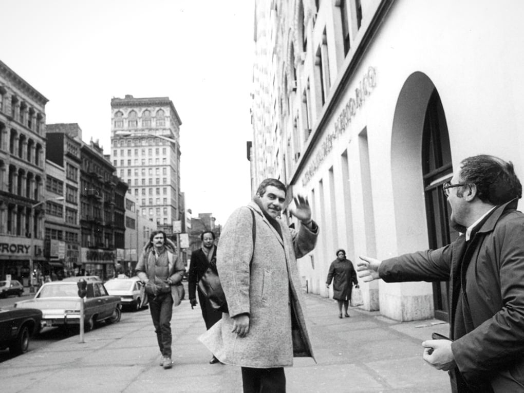 Сергей Довлатов на 14-й улице Манхэттена. Нью-Йорк, США, 1981 год. Фотография: Нина Аловерт / иллюстрация из книги Нины Аловерт «Малоизвестный Довлатов. Сборник». Санкт-Петербург‎: АОЗТ «Журнал «Звезда», 1999