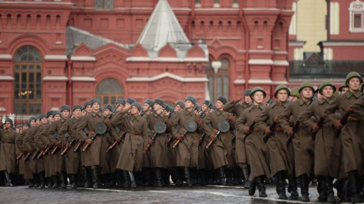 Где проходил военный парад 7 ноября. День воинской славы России 7 ноября 1941 года парад на красной площади. Парад на красной площади 7 ноября 1941 года. Юона парад на красной площади 7 ноября 1941 года. Парад 7 ноября 2014 года на красной площади.