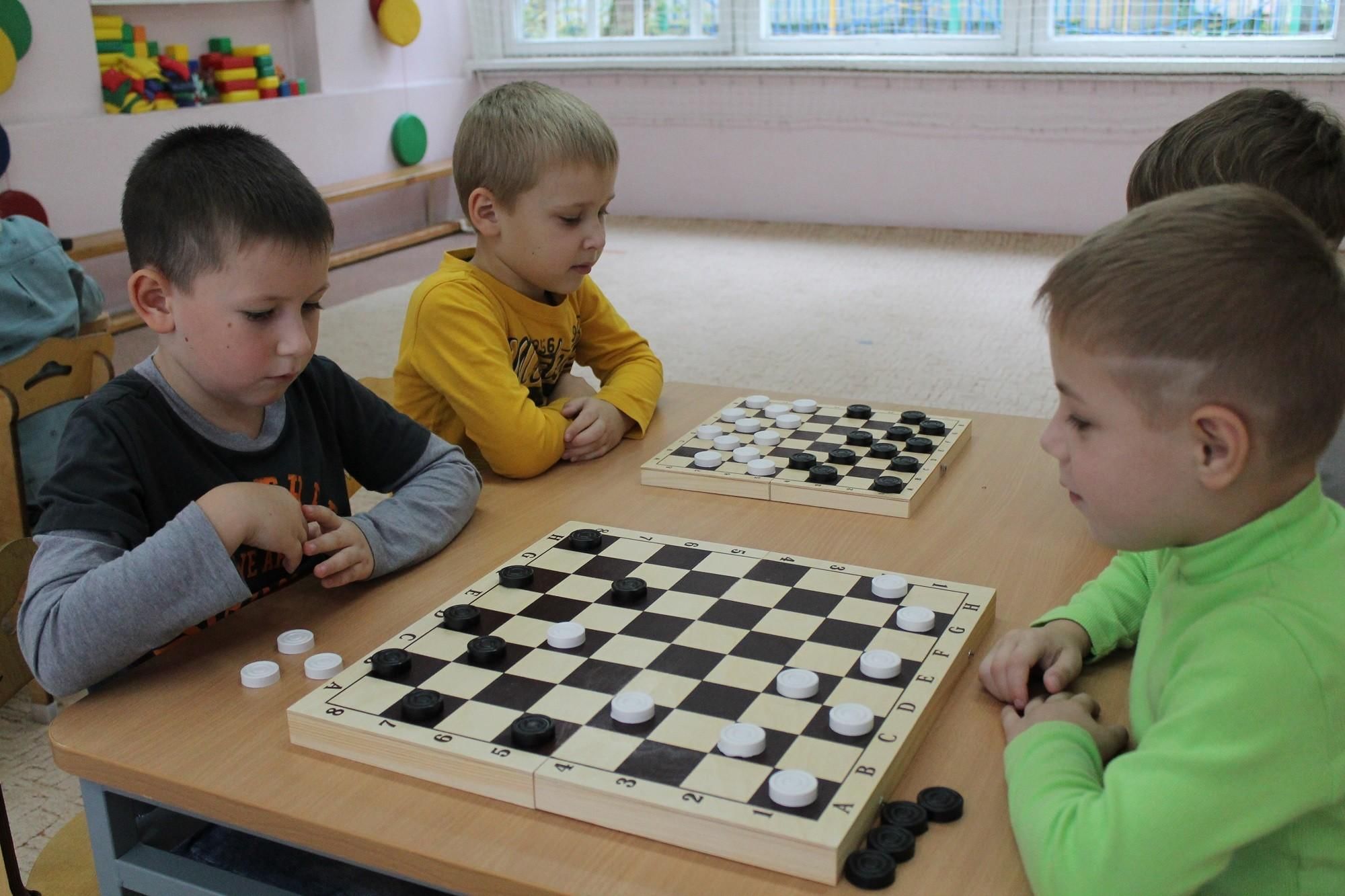 Ребята играли в шашки. « Ход конём» шахматно-шашечный турнир. Шашки для детей. Шахматы для дошкольников. Шахматный кружок в детском саду.