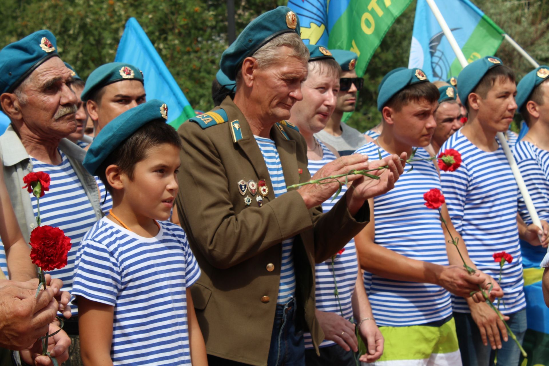 Голубые береты ссср. Ветераны ВДВ СССР. С днём ВДВ ветеранов. Берет голубой ВДВ праздник. Десантник в берете.