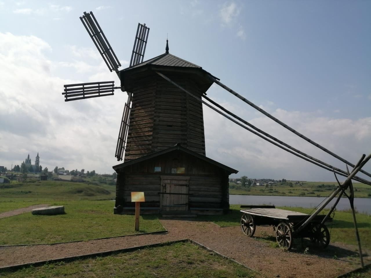 Старая мельница крутится слушать. Старинная мельница. Старая мельница.