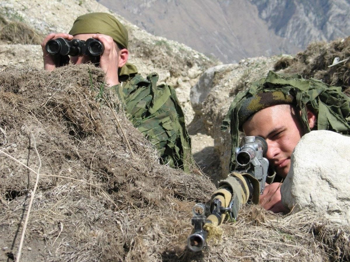 Про военную разведку. Группа взвод разведка. Солдат с биноклем. Разведчик в горах. Снайпер в горах.