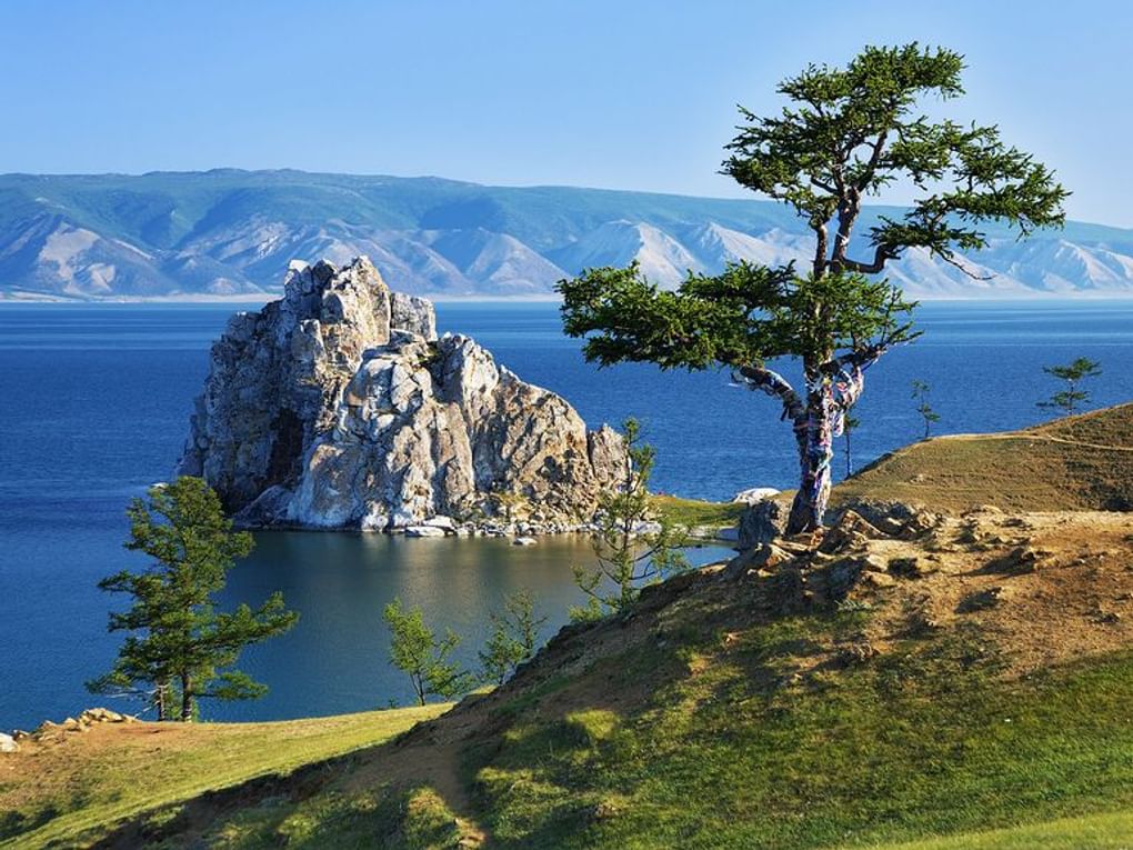 Дерево желаний на мысе Бурхан острова Ольхон на Байкале. Фотография: Михаил Марковский / Фотобанк «Лори»