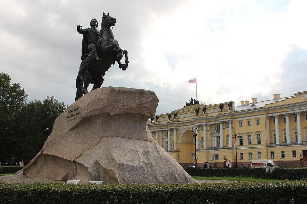 Петербург дата. Медный всадник и месяц. Медный всадник в марте. Санкт-Петербург экскурсии. Картинки медный всадник бронза.