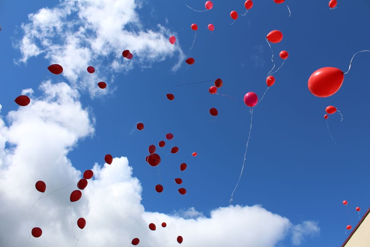 Багряный шар. Красные шары в небе. Красный шарик в небе. Бело красные шары в небе. Красные шары на фоне неба.