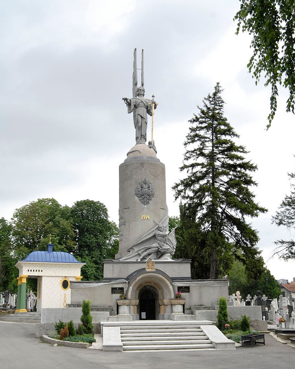 Памятник и склеп на Новом кладбище в Белграде, Сербия. Фотография: <a href="https://commons.wikimedia.org/wiki/File:Novo_gorblje4.jpg" target="_blank" rel="noopener">commons.wikimedia.org</a> / <a href="https://creativecommons.org/licenses/by-sa/4.0" target="_blank" rel="noopener">CC BY-SA 4.0</a>