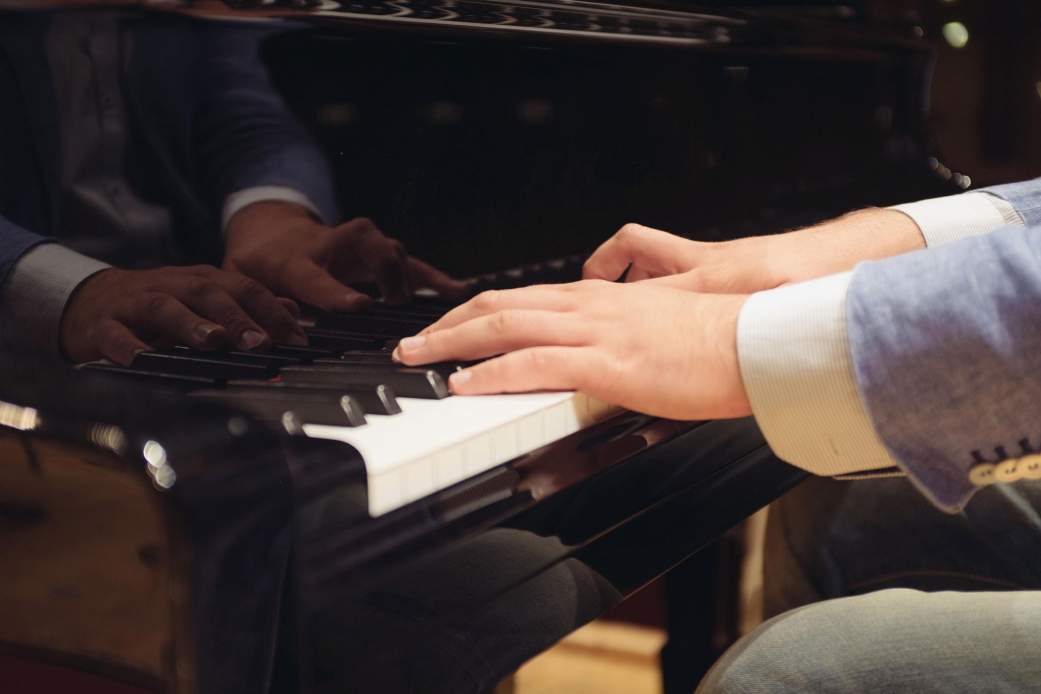 He plays the piano. День пианиста. Пианист репетирует. Пианистка на праздник. Руки пианиста вид сверху.