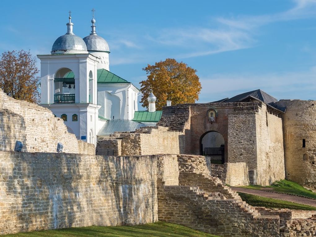 Никольский собор на руинах древней Изборской крепости, Изборск, Псковская область. Фотография: Виктор Карасев / фотобанк «Лори»