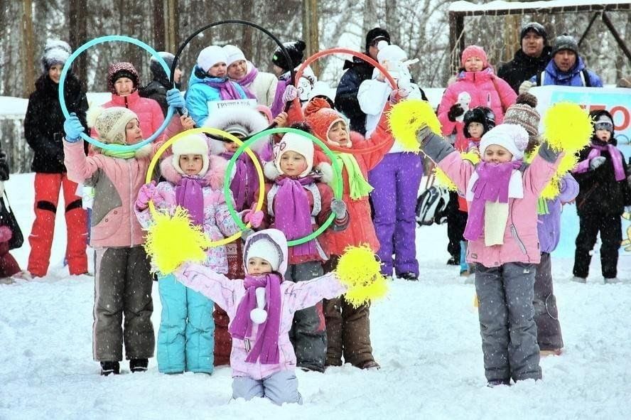 Спортивные праздники в апреле. Спортивный праздник в детском саду зимой. Зимний спортивный праздник на улице в детском саду. Зимний физкультурный праздник в детском саду. Спортивный праздник в ДОУ на улице зимой.