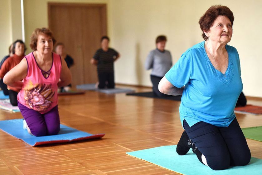 Зарядка для женщины 50 лет. Йога для пенсионеров. Физкультура для пожилых. ЛФК для пенсионеров. Фитнес для пожилых.