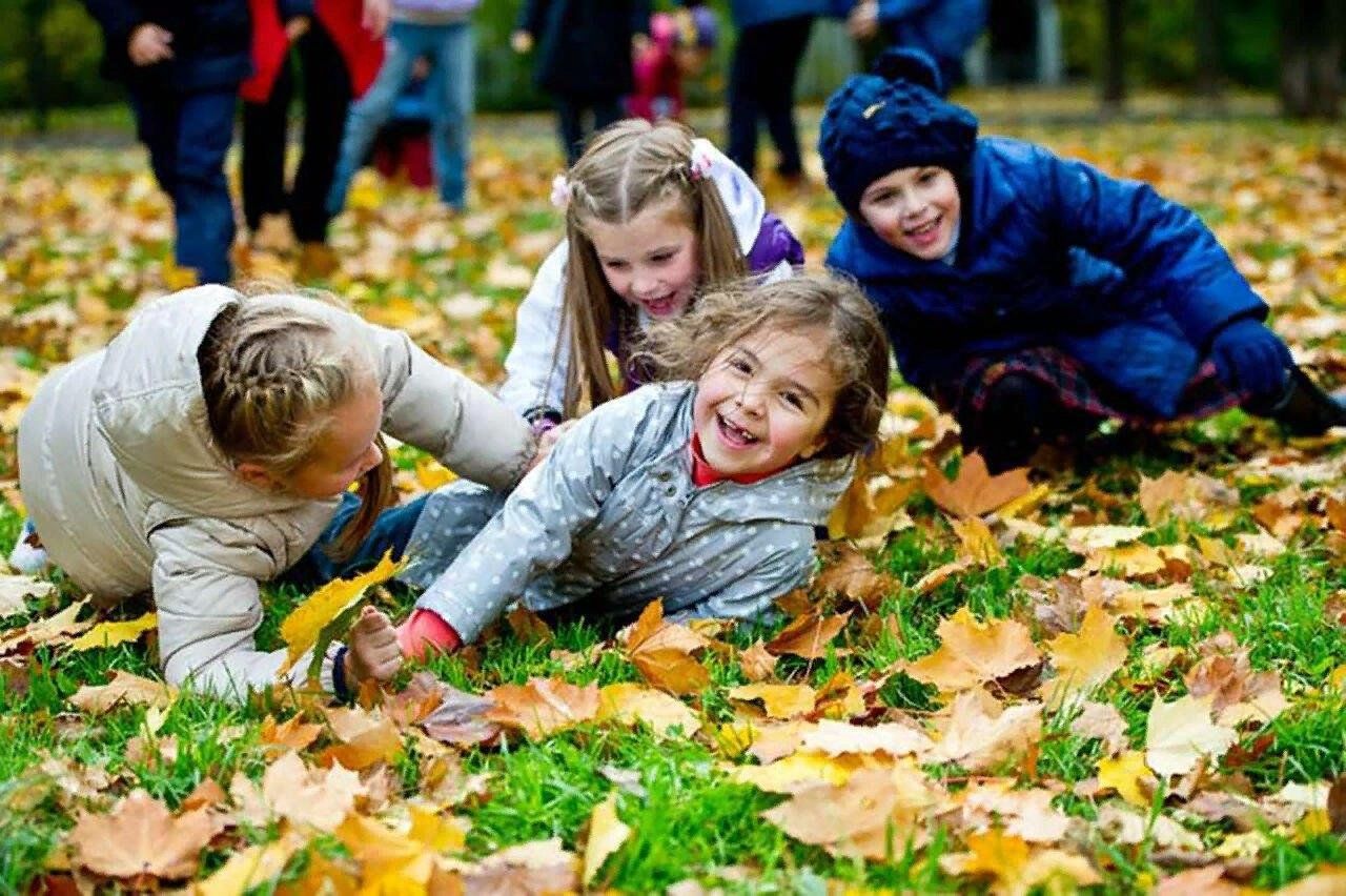 Тема прогулки с детьми. Школьники на прогулке. Дети на улице осенью. Прогулка в парке школьники. Осенние забавы.