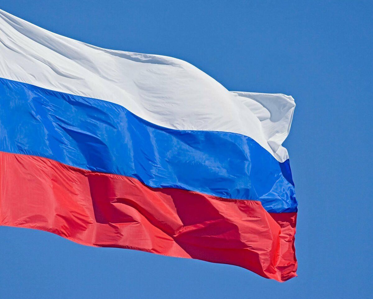 Флаг Российской Федерации развивающийся