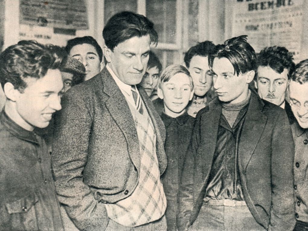 Поэт Владимир Маяковский на своей выставке «20 лет работы». 1930 год. Фотография: <a href="https://commons.wikimedia.org/w/index.php?curid=15151852" target="_blank" rel="noopener">Wikimedia Commons</a> / <a href="https://creativecommons.org/publicdomain/mark/1.0/deed.ru" target="_blank" rel="noopener">Public Domain</a>