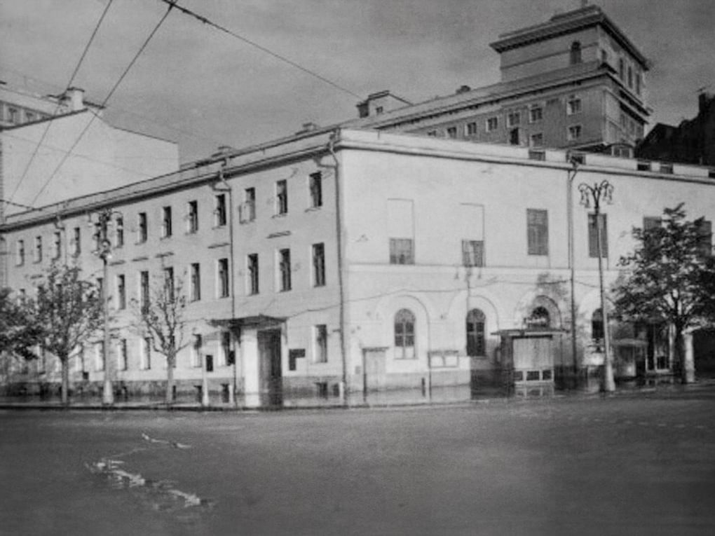 Здание, где до революции находился ресторан Тестова. 1957. Москва. Фотография: pastvu.com