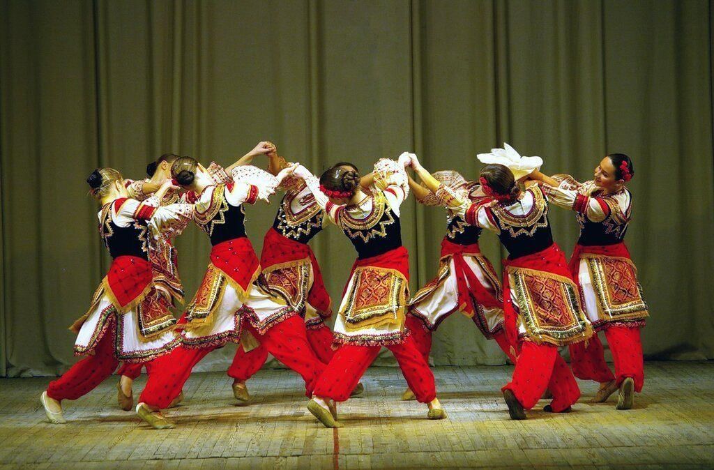 Национальные народные танцы. Народные танцы Болгарии. Танцы народов. Болгарский танец. Болгары национальные танцы.
