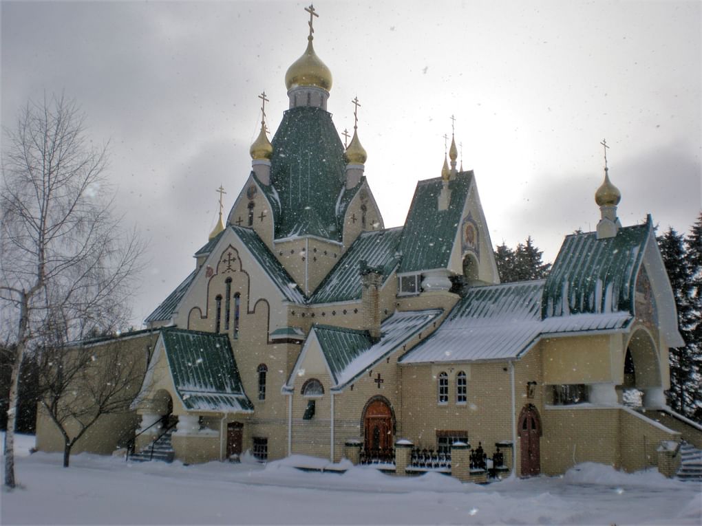 Троицкий Собор в Свято-Троицком монастыре в Джорданвилле, США. Фотография: <a href="https://ru.wikipedia.org/wiki/%D0%92%D0%B5%D1%80%D1%85%D0%BE%D0%B2%D1%81%D0%BA%D0%BE%D0%B9,_%D0%A0%D0%BE%D0%BC%D0%B0%D0%BD_%D0%9D%D0%B8%D0%BA%D0%BE%D0%BB%D0%B0%D0%B5%D0%B2%D0%B8%D1%87#/media/%D0%A4%D0%B0%D0%B9%D0%BB:HolyTrinityMonasteryChurch.jpg" target="_blank" rel="noopener">ru.wikipedia.org</a>