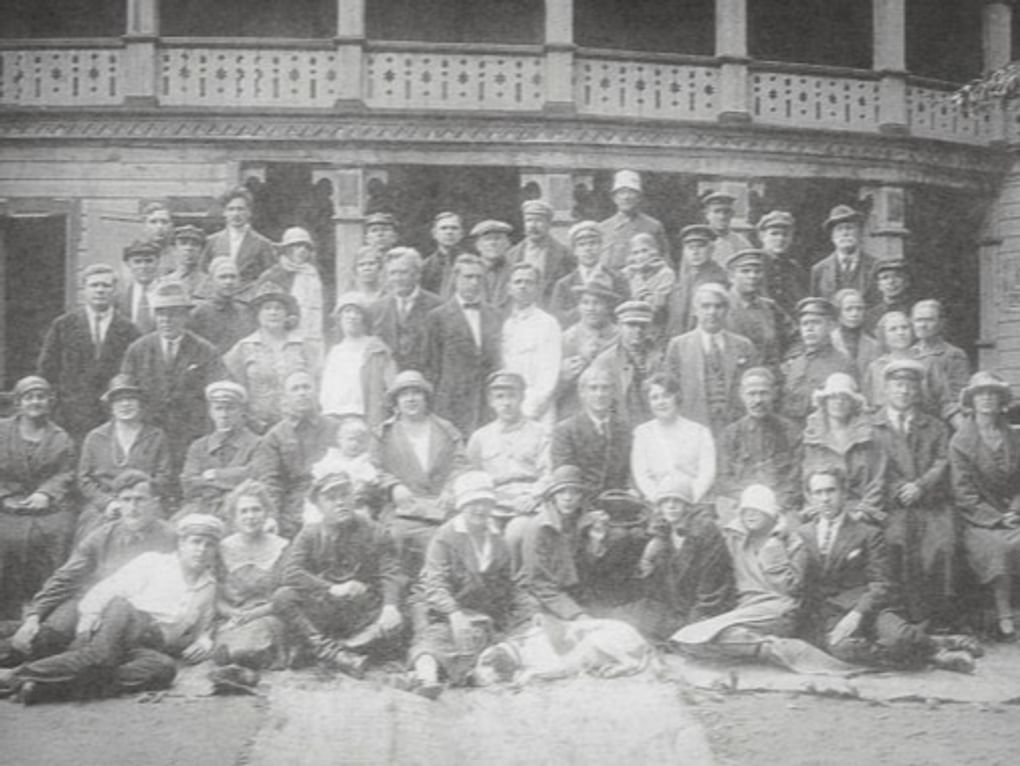 Михаил Булгаков с первой женой – Татьяной Лаппа среди актеров театра. 1919. Владикавказ. Фотография: wikipedia.org