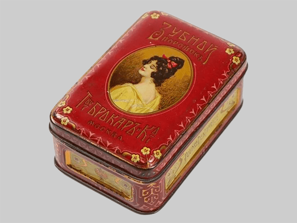 Жестяная коробка из-под зубного порошка товарищества «Брокар и Ко». 1896 год. Фотография: Саратовский областной музей краеведения, Саратов