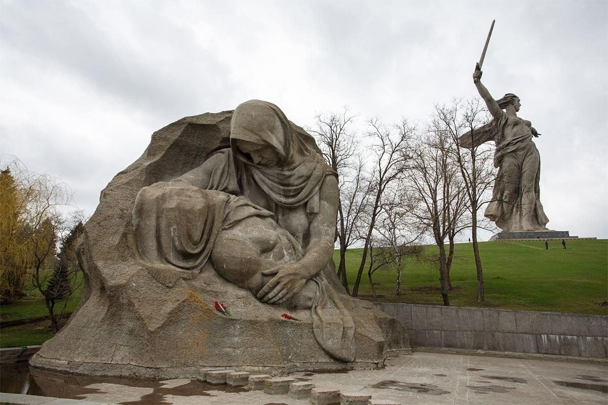 Памятник воинам сталинградской битвы. Мамаев Курган Родина мать. Волгоград Родина мать Мамаев Курган Сталинградская битва. Памятники Сталинградской битвы в Волгограде. Памятники Мамаев Курган битва Сталинграда.