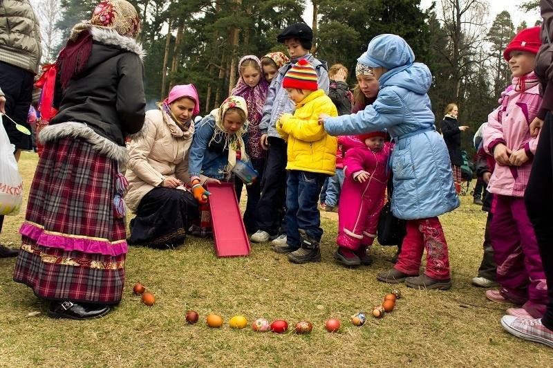 Картина катание яиц на пасху