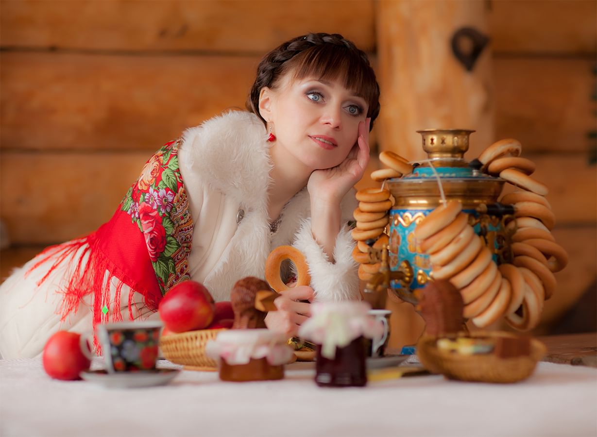 Чай с баранками пьем. Чаепитие с самоваром. Самовар на столе. Фотосессия в русском стиле. Русское чаепитие.