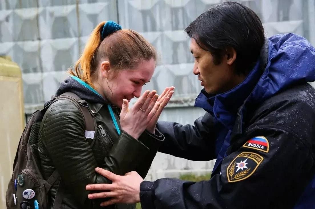 Паника власти. Спасатель психолог МЧС. Человек в экстремальной ситуации. Чрезвычайная ситуация люди. Психологическая помощь в экстремальных ситуациях.