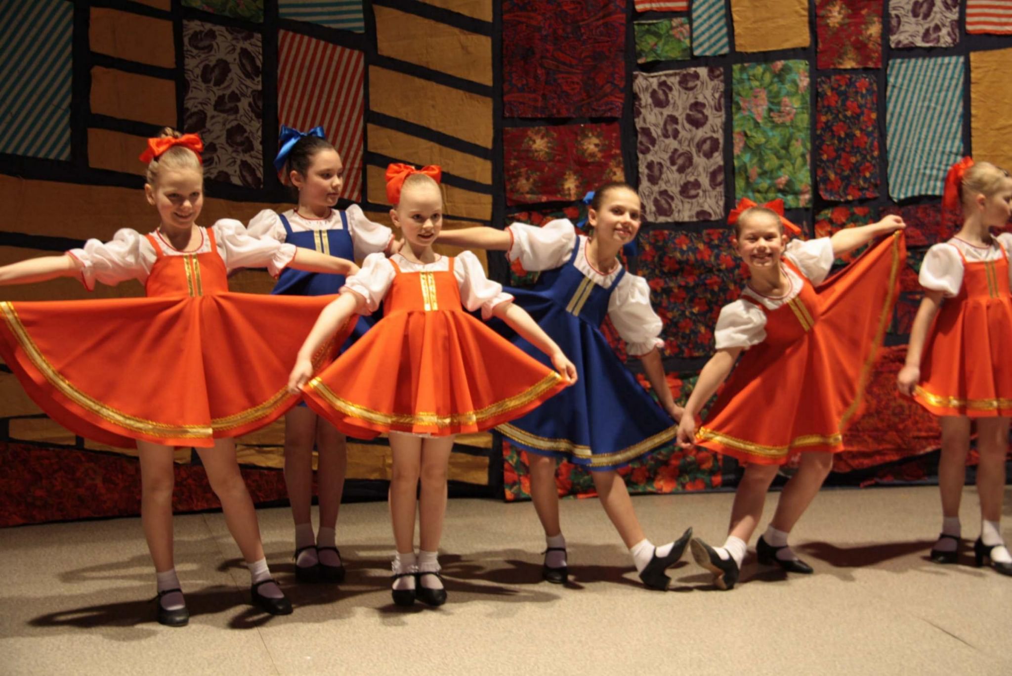 Веселая танцевальная русская народная. Народные танцы для детей. Костюмы для танцевальных коллективов детские. Народный танцевальный костюм. Русский народный танец дети.