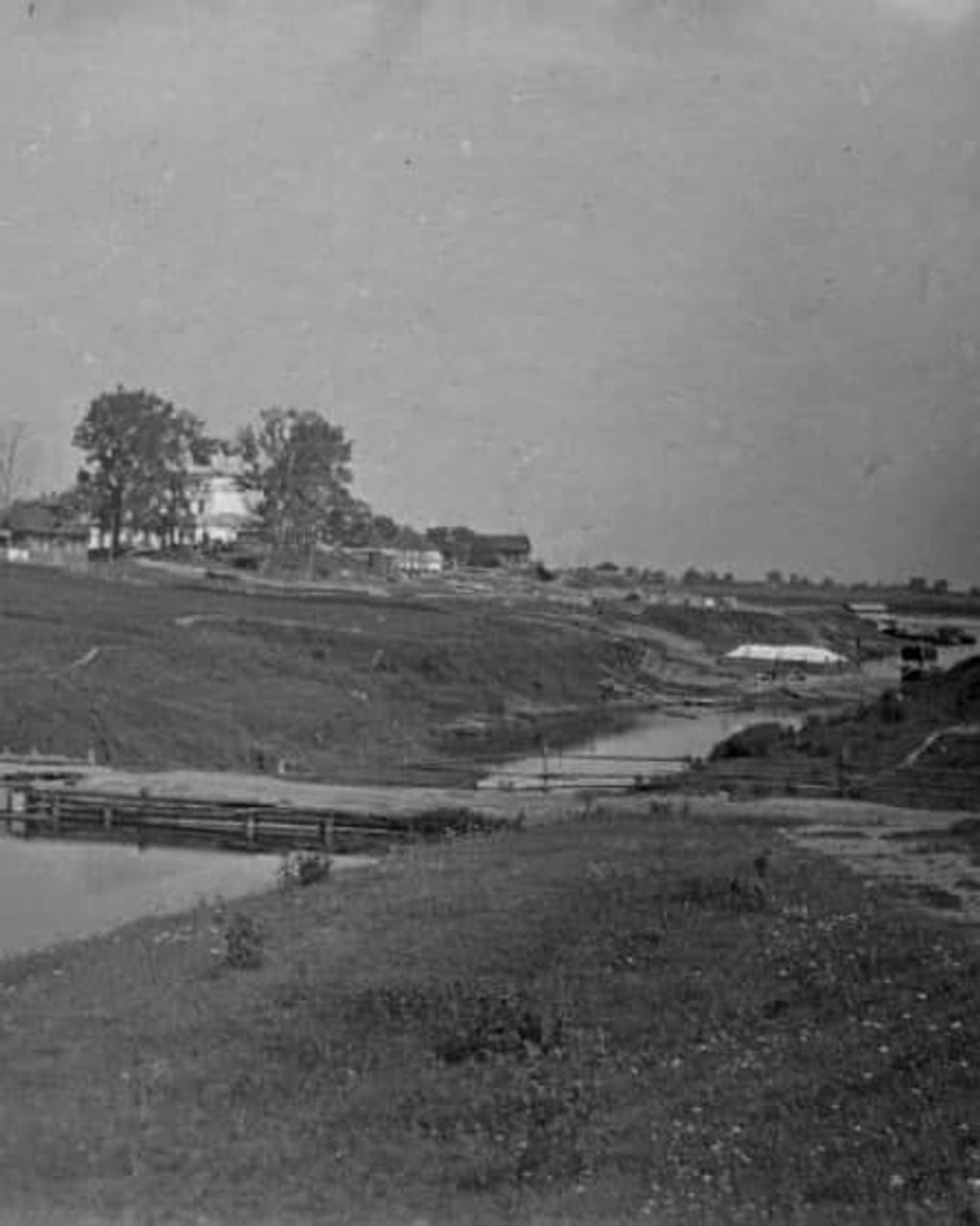 Поварской ручей. Город Молога, Ярославская область. 1930-е годы. Фотография: Евгений Пирожков / Рыбинский государственный историко-архитектурный и художественный музей-заповедник, Рыбинск