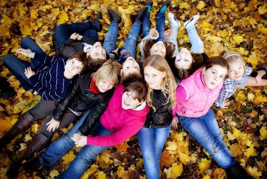 Молодая группа подростков. Осенняя фотосессия групповая. Школьники на прогулке. Фотосессия школьников. Подростки осень.