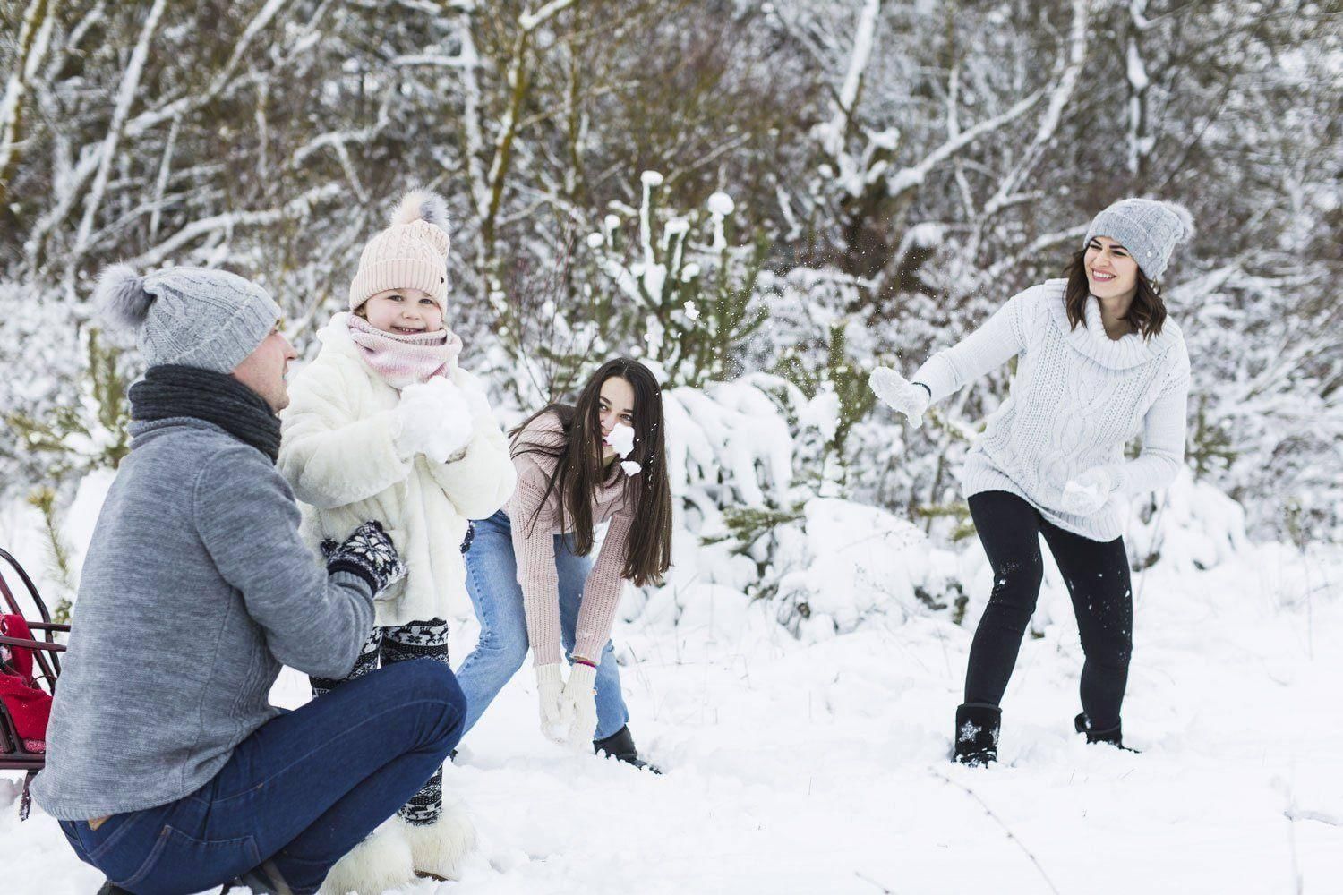 Снежки по взрослому. Семья зима. Игра в снежки. Зимние забавы фотосессия. Семья снежки.