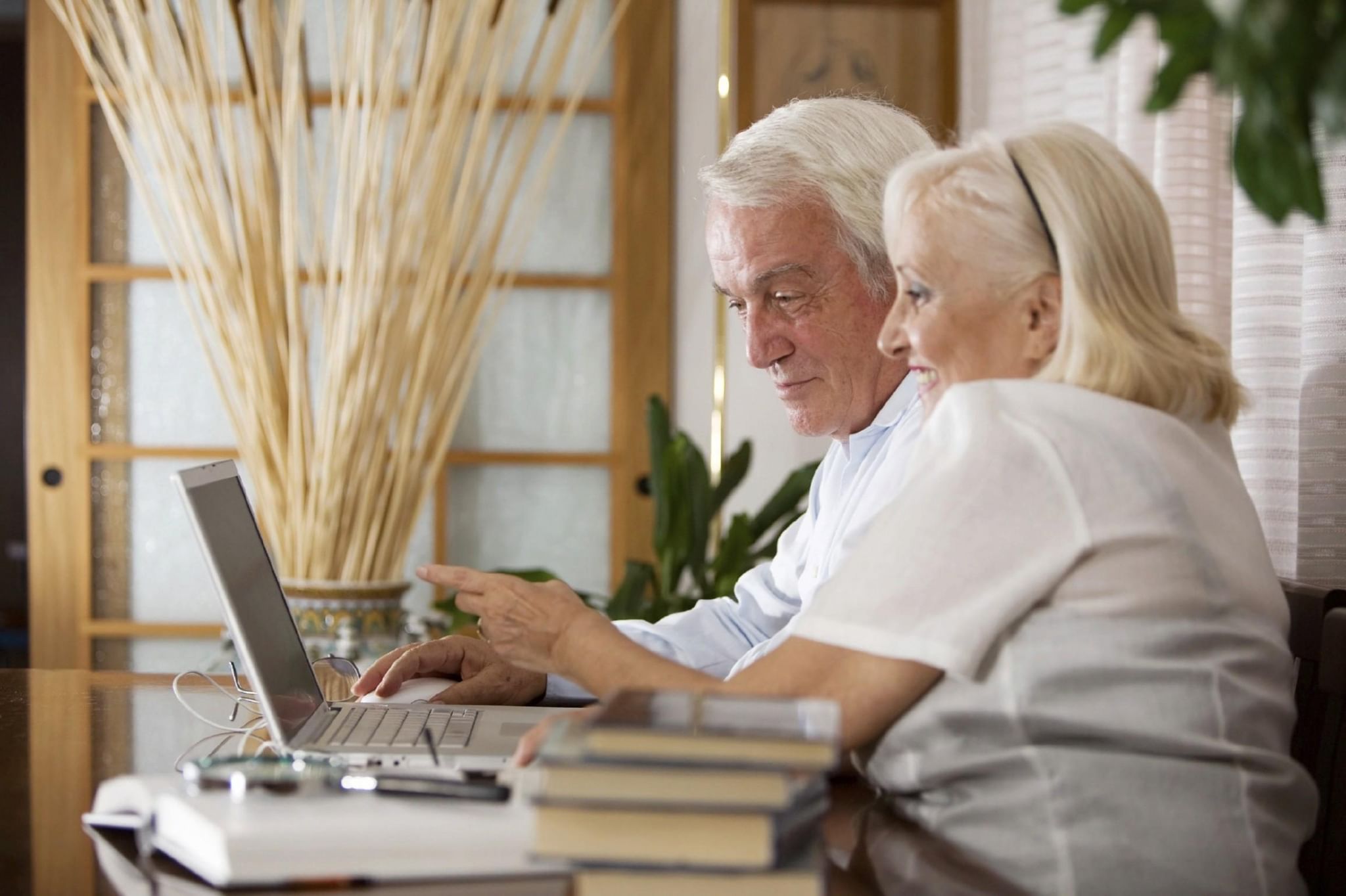 Работа пенсионеры женщины без оформления. Пожилые люди и компьютер. Пенсионеры и компьютер. Пожилой человек за компьютером. Пенсионеры в интернете.