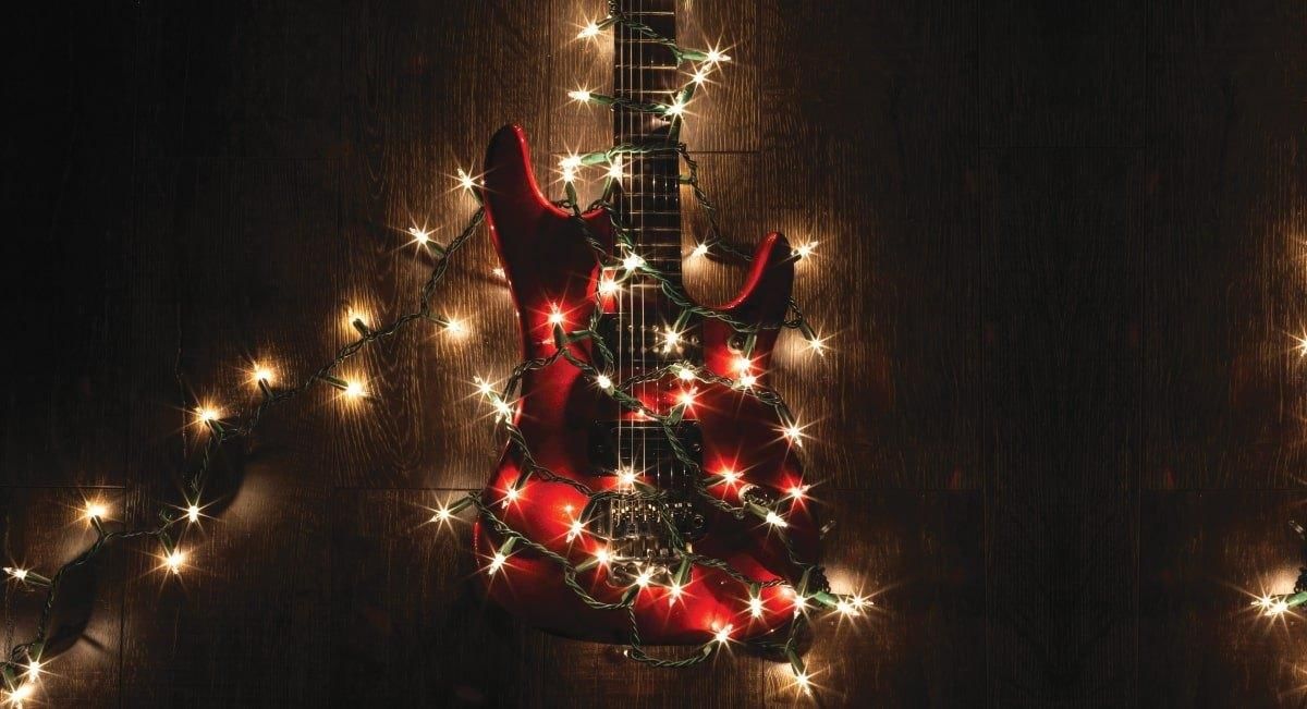 Rock christmas tree. Новогодняя елка в стиле рок. Новый год в стиле рок. Рождество в стиле рок. Электрогитара елка.