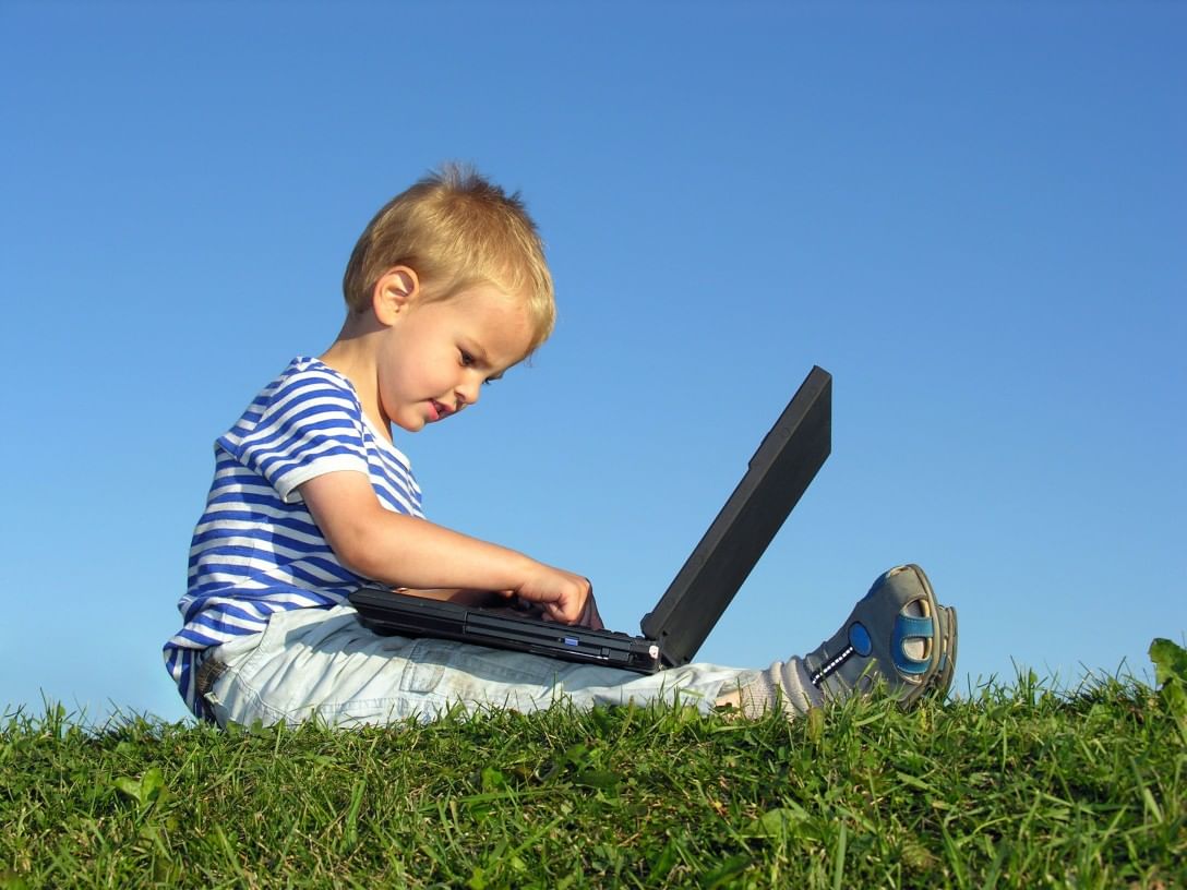 Ребенок с ноутбуком