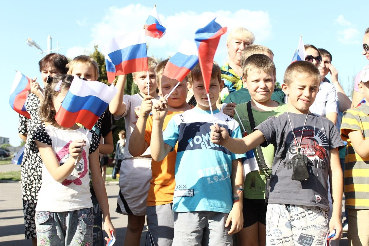 12 июня дети. День России для детей. Флаг для детей. Флаг России для детей. Школьники с флагом.
