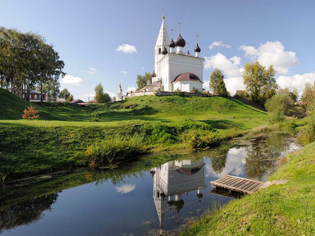 Панорама с видом на Воскресенскую церковь. Вятское, Ярославская область. Фотография: Сергей Голованов / фотобанк «Лори»