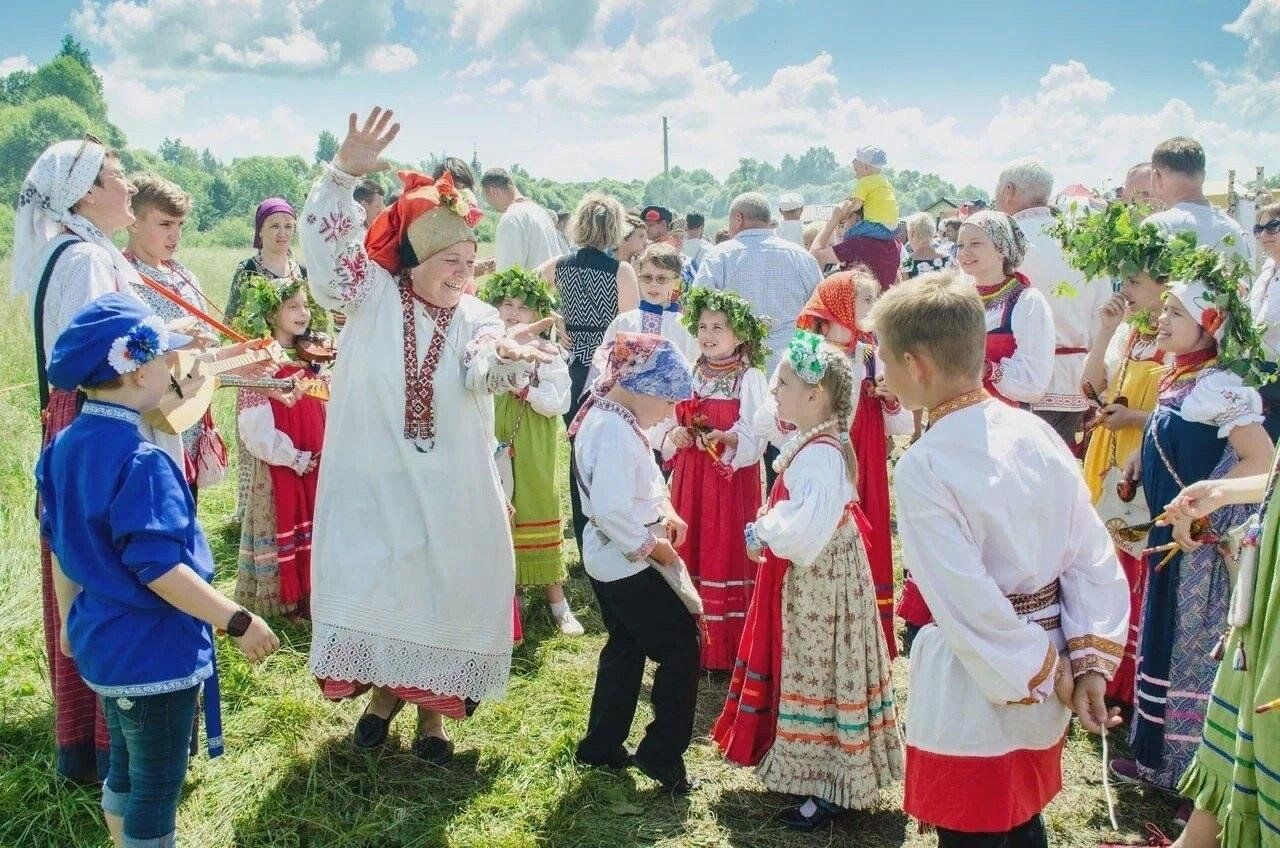 фольклорный праздник в школе опишите фотографию ответы