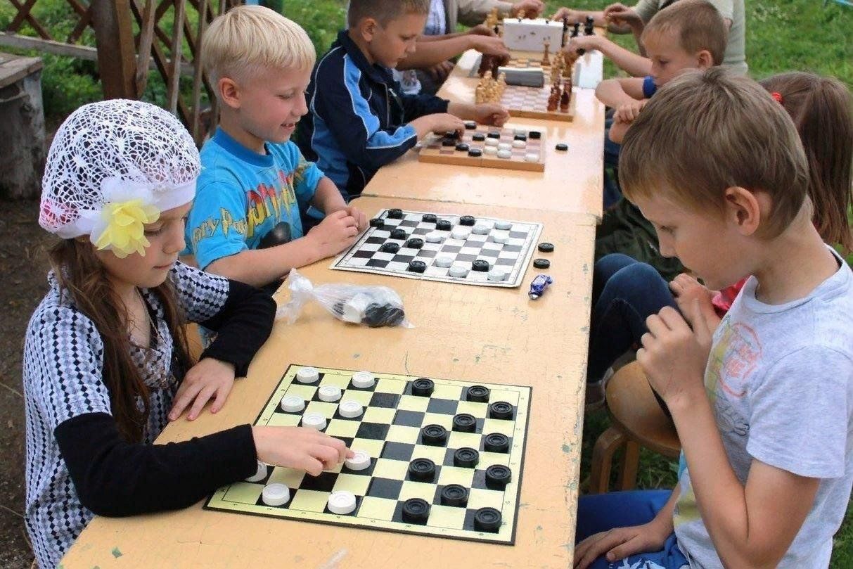 Ход вперед. Соревнования по настольным играм. Настольная игра "турнир". Соревнования настольные игры. Турнир по настольным играм для детей.