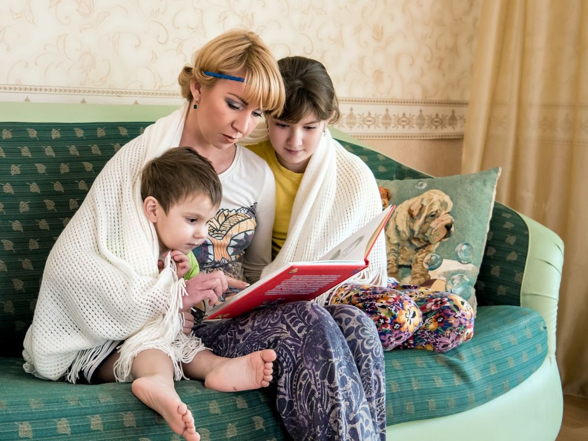 Читающая мама сценарий. Читающая семья. Конкурс фотографий читающая мама. Читаем с мамой. Читающая мама читающая семья.