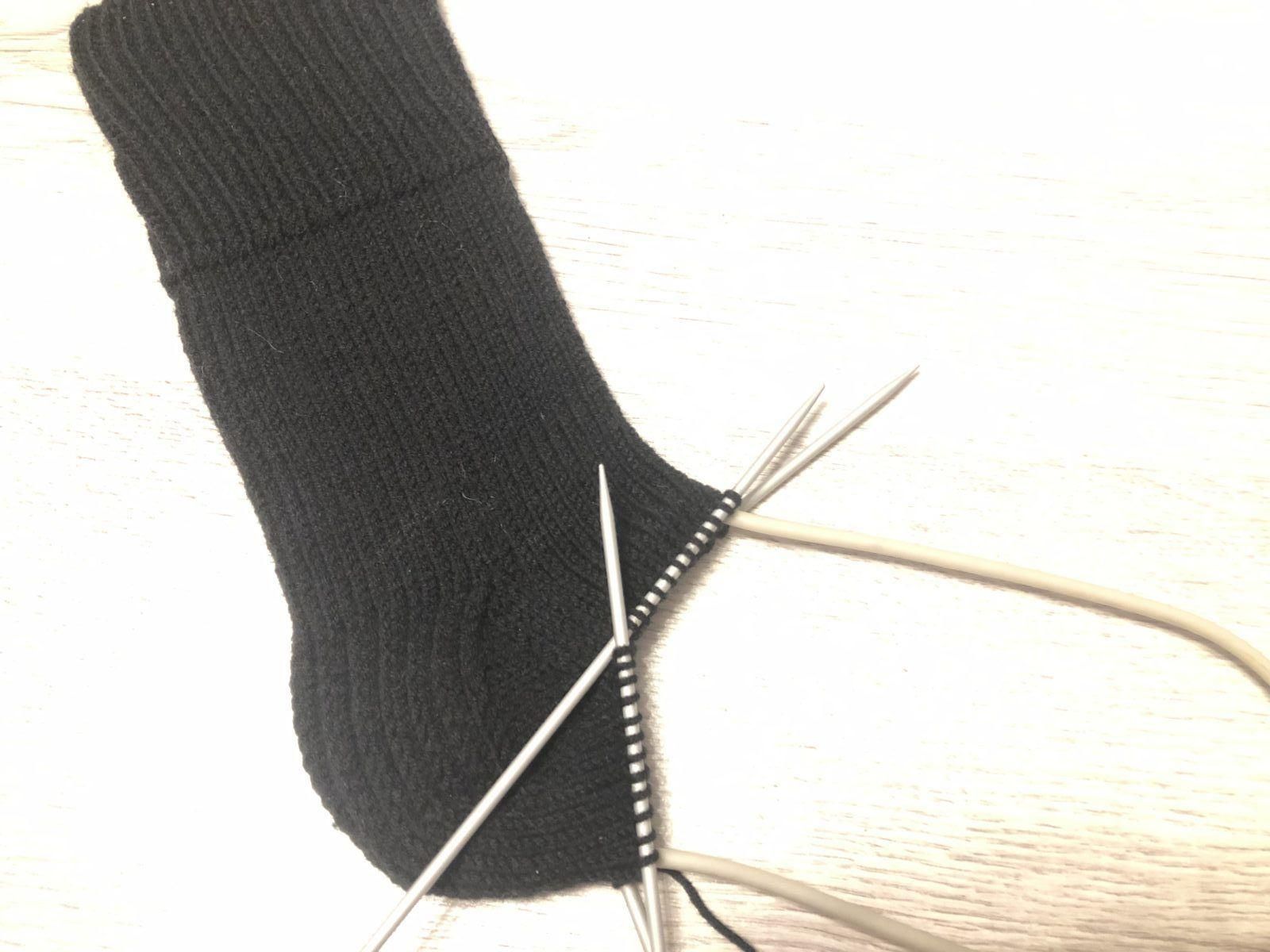 Урок для начинающих носки. Носки спицами. Носки связанные на 5 спицах. Носок на 4 спицах для начинающих. Носки на круговых спицах без шва.