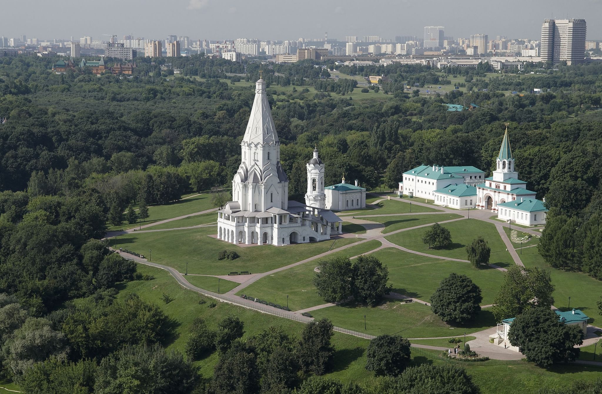 Храм в коломенском парке. Коломенское музей-заповедник. Усадьба Коломенское. Московский государственный Объединенный музей-заповедник. Казанский храм Коломенское.