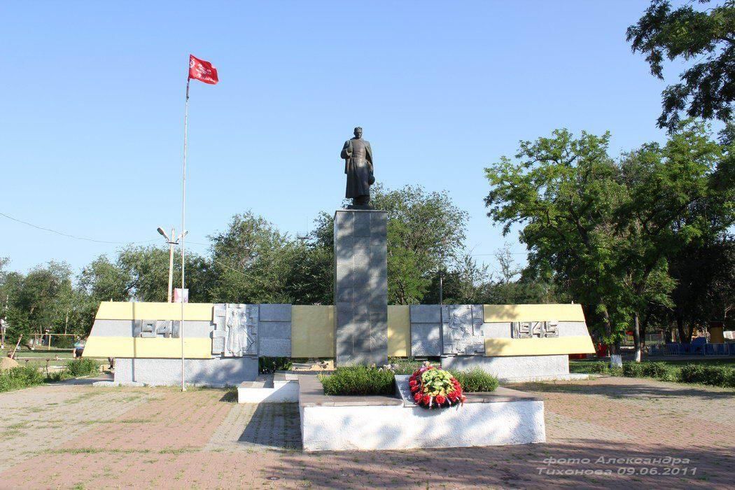 Зимовники фото. Достопримечательности поселка Зимовники. Центральный мемориал Зимовники. Посёлок Зимовники Ростовская область. Зимовники Ростовская область парк культуры.