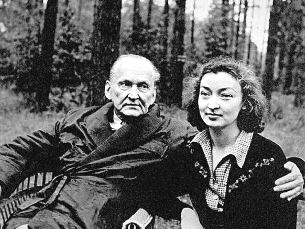 Певец Александр Вертинский с женой — актрисой Лидией Вертинской. Подмосковье, 1956 год. Фотография: Государственный музей истории российской литературы имени В.И. Даля (Государственный литературный музей), Москва