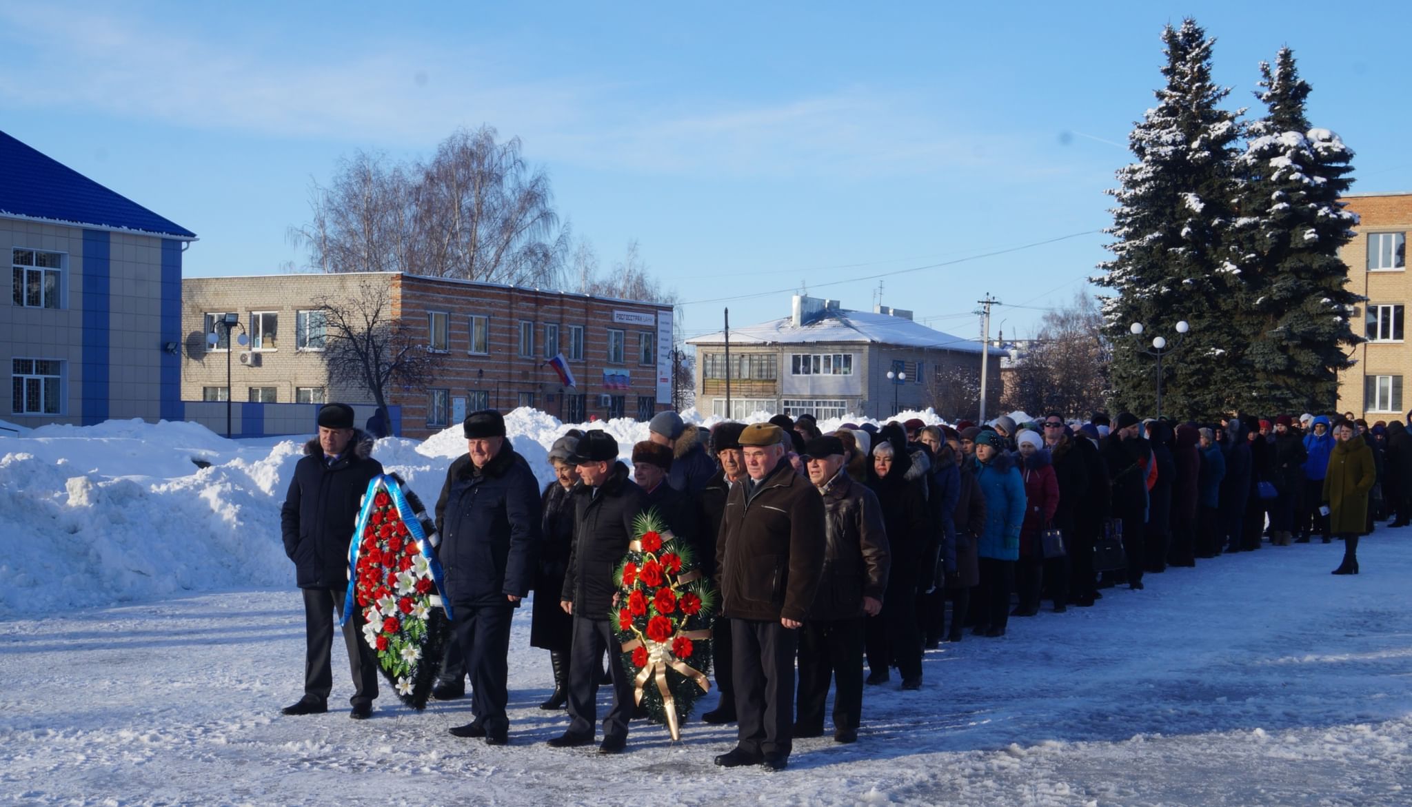 Поселок сегодня. Администрация Поныровского района Курской. Центральная площадь поселка Поныри. Поныровский район поселок Поныри приют. День освобождения Понырей.