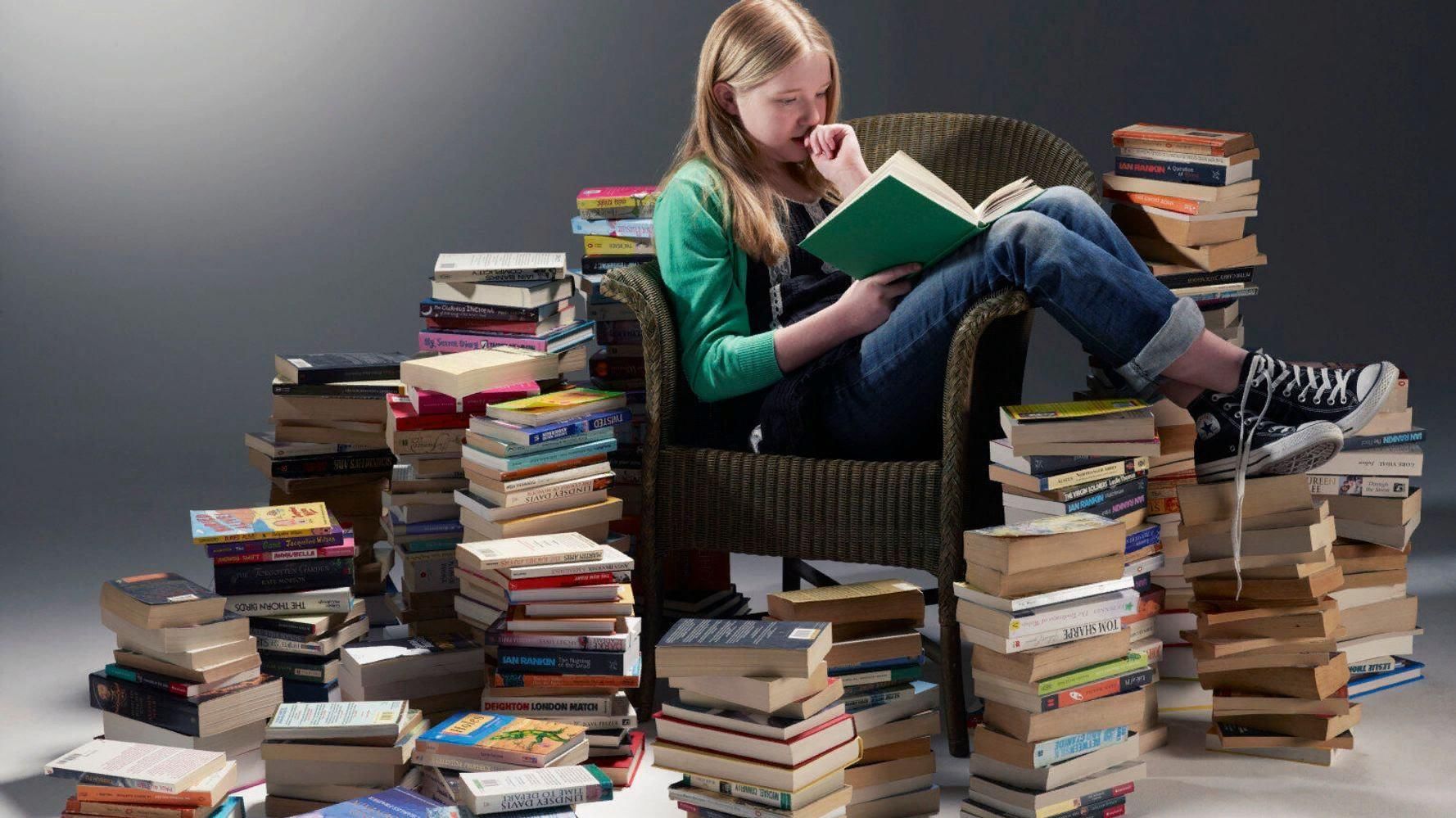 Чтение в современном обществе. Книги. Много книг. Куча книг. Подросток с книгой.