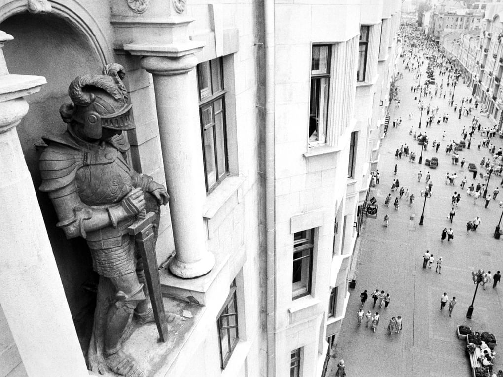 Страж старого Арбата. Дом с рыцарями. Москва. Архитектор Валентин Дубовской. 1913. Фотография: Андрей Соловьев / Фотохроника ТАСС
