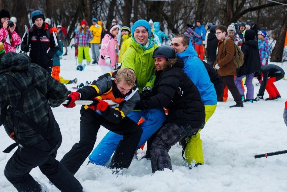 Игры на снегу спортивные. Спортивные соревнования зимой. Зимние спортивные мероприятия. Спортивные состязания на улице зимой. Зимние соревнования для детей на улице.