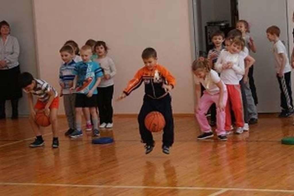 Подвижный школьник. Соревнования младших школьников. Весёлые старты для начальных классов эстафеты. Эстафеты для детей в школе. Весёлые старты для детей начальных классов в спортзале.