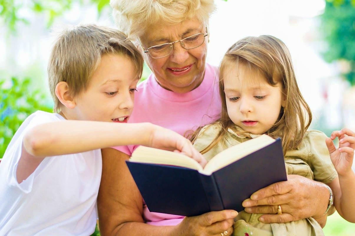 Книга в кругу семьи. Пенсионеры и дети. Чтение для детей. Бабушка и внуки. Книги для детей и взрослых.