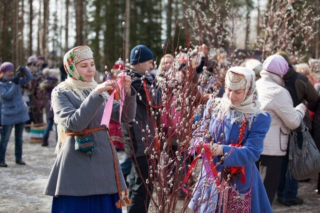 Какой праздник отмечают в нашей стране весной. Народные праздники на Руси Вербное воскресенье. Вербохлест Славянский праздник. Старославянский праздник Вербохлест. Вербное воскресенье языческий праздник Вербохлест.